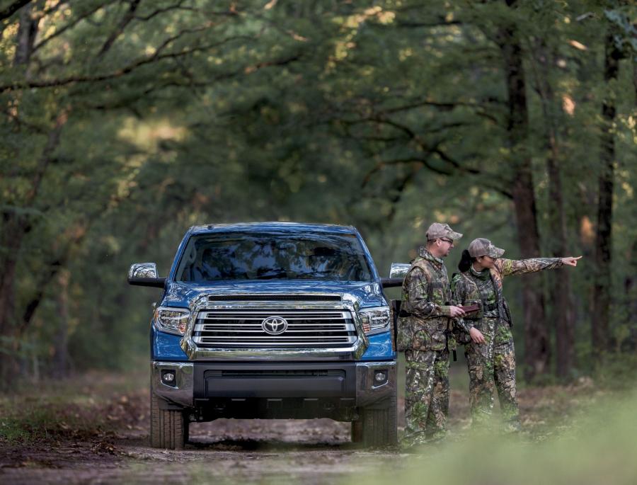  Toyota Tundra Limited CrewMax 2017 года  (фото 4 из 12)